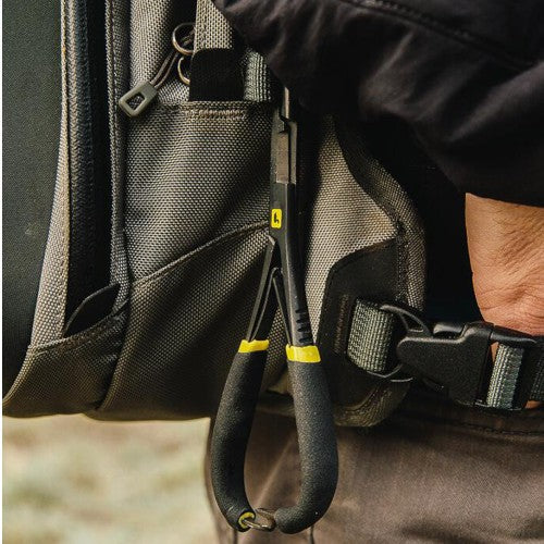 https://www.zefixflyfishing.de/wp-content/uploads/2021/06/Rogue_mitten_scissors_3.jpg